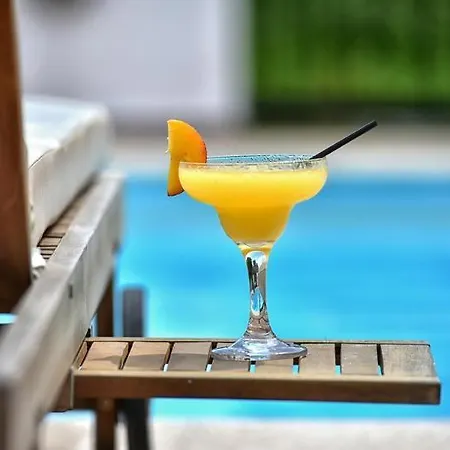 Korali מלון דירות 4*